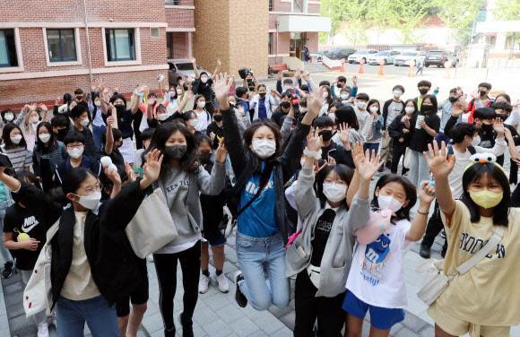 28일 오전 광주 북구 일곡동 서일초등학교 6학년 학생들이 수학여행 차 직업체험을 떠나고 있다. 이 학교는 학부모 의견을 수렴해 직업체험과 학내 문화·예술 체험을 결합한 ‘비숙박’ 수학여행을 진행하기로 했다. 2022.4.28  연합뉴스