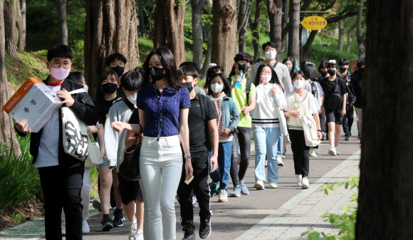 28일 오전 광주 북구 일곡동 서일초등학교 6학년 학생들이 수학여행 차 직업체험을 떠나고 있다. 이 학교는 학부모 의견을 수렴해 직업체험과 학내 문화·예술 체험을 결합한 ‘비숙박’ 수학여행을 진행하기로 했다. 2022.4.28  연합뉴스