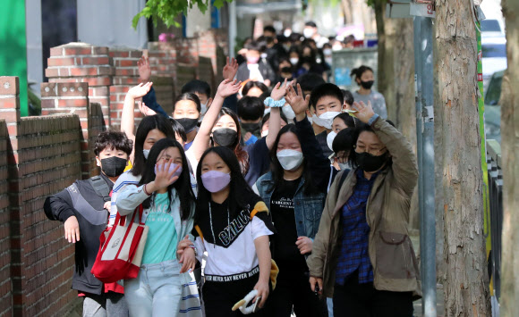28일 오전 광주 북구 일곡동 서일초등학교 6학년 학생들이 수학여행 차 직업체험을 떠나고 있다. 이 학교는 학부모 의견을 수렴해 직업체험과 학내 문화·예술 체험을 결합한 ‘비숙박’ 수학여행을 진행하기로 했다. 2022.4.28  연합뉴스