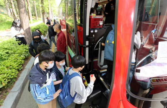28일 오전 광주 북구 일곡동 서일초등학교 6학년 학생들이 수학여행 차 직업체험을 떠나고 있다. 이 학교는 학부모 의견을 수렴해 직업체험과 학내 문화·예술 체험을 결합한 ‘비숙박’ 수학여행을 진행하기로 했다. 2022.4.28  연합뉴스