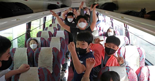 코로나19 사회적 거리두기가 해제된 지 열흘이 지난 28일 오전 광주 북구 서일초등학교에서 6학년 학생들이 수학여행을 가기 전 들뜬 모습을 보이고 있다. 2022.4.28 뉴스1