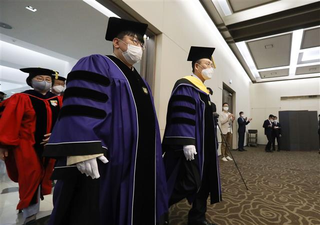 오세정 총장과 함께 입장하는 방시혁 하이브 의장