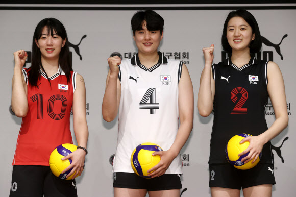28일 오후 서울 용산구 드래곤시티 호텔에서 열린 푸마코리아-대한민국배구협회 대한민국 배구 국가대표팀 공식 후원 협약식에서 여자대표팀 선수들이 포즈를 취하고 있다. 왼쪽부터 강소휘, 김희진, 이다현. 2022.4.28  연합뉴스