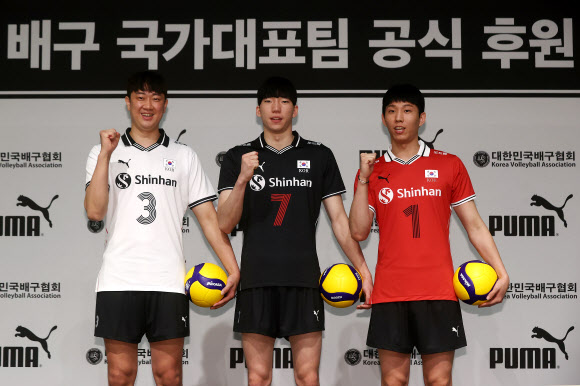 28일 오후 서울 용산구 드래곤시티 호텔에서 열린 푸마코리아-대한민국배구협회 대한민국 배구 국가대표팀 공식 후원 협약식에서 남자대표팀 선수들이 포즈를 취하고 있다. 왼쪽부터 나경복, 허수봉, 황택의. 2022.4.28  연합뉴스