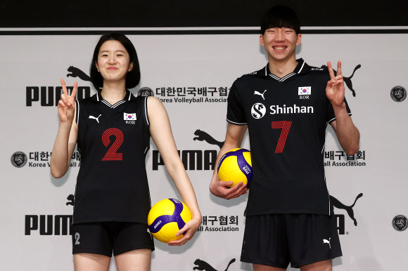 28일 오후 서울 용산구 드래곤시티 호텔에서 열린 푸마코리아-대한민국배구협회 대한민국 배구 국가대표팀 공식 후원 협약식에서 대표팀 이다현(왼쪽)과 허수봉 선수가 포즈를 취하고 있다. 2022.4.28  연합뉴스