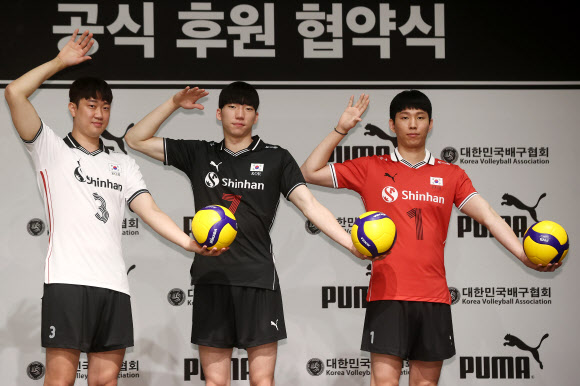 28일 오후 서울 용산구 드래곤시티 호텔에서 열린 푸마코리아-대한민국배구협회 대한민국 배구 국가대표팀 공식 후원 협약식에서 남자 대표팀 선수들이 포즈를 취하고 있다. 왼쪽부터 나경복, 허수봉, 황택의. 2022.4.28  연합뉴스