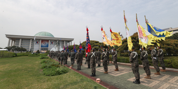 대통령 취임식을 12일 앞둔 28일 서울 여의도 국회 경내에서 국방부 소속 의장대가 취임식과 관련해 예행연습을 하고 있다.2022. 4. 28 김명국 기자