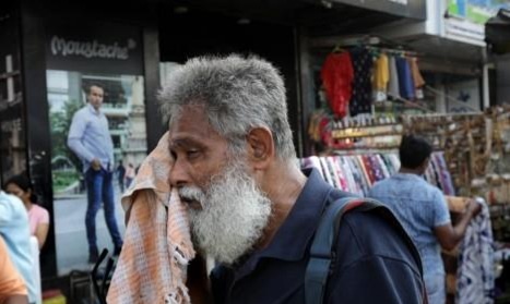 인도 콜카타에서 폭염 속에 땀을 닦는 한 남성. EPA 연합뉴스