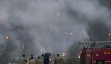 인도 뉴델리 인근 쓰레기 매립지 화재. AP 연합뉴스