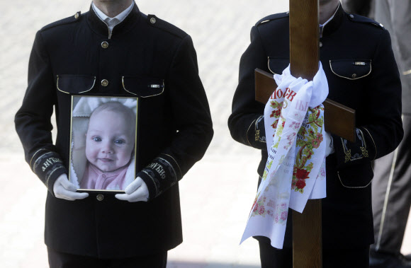 러 폭격에 숨진 3개월 아기 장례식