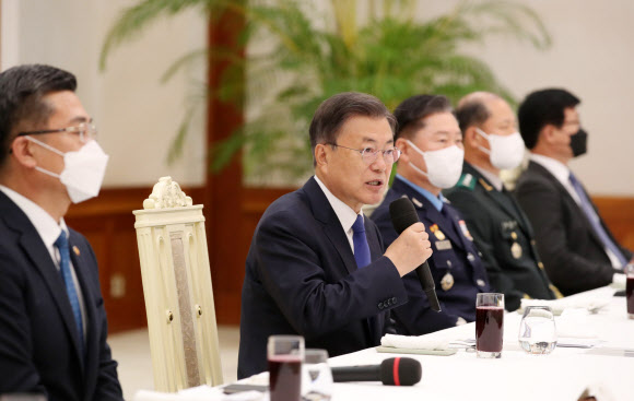 군 주요 직위자 격려 나선 문재인 대통령