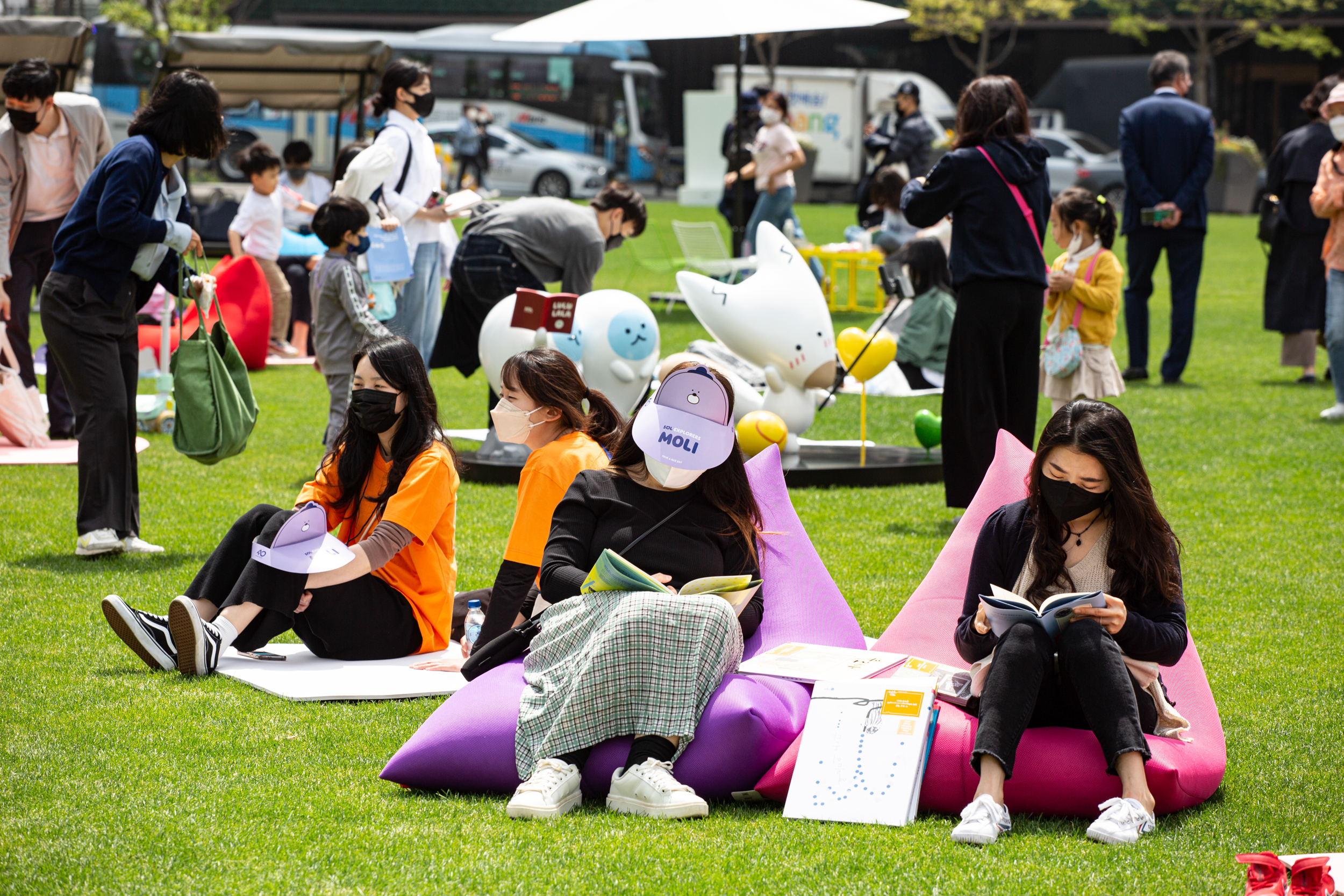 서울광장에서 열리는 축제 ‘책 읽는 서울광장’에 참여한 시민들의 모습. 서울시 제공