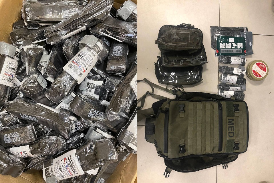 조씨가 우크라이나로 보낸 지원 물품. 공압식지혈대(왼쪽)와 군용의료가방.(사진=독자제공)
