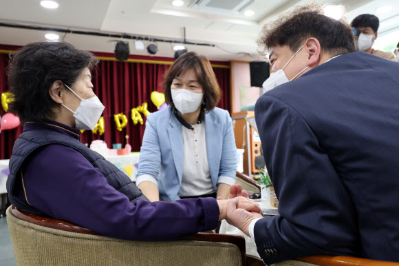 ‘손 꼭 잡고 느끼는 어머니의 체온’