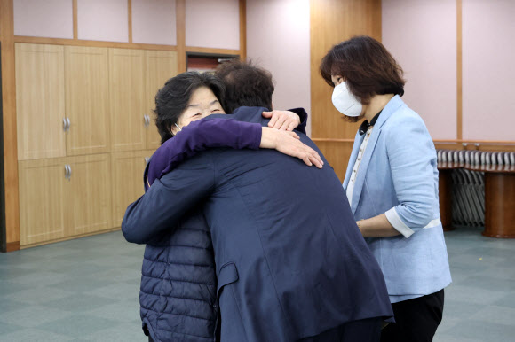 ‘드디어 껴안을 수 있는 어머니’