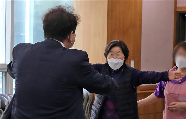 코로나19가 갈라놓은 가족... 오랜만에 만나는 어머니와 아들