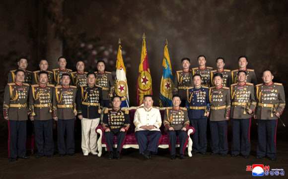 북한 김정은, 열병식 지휘한 군 수뇌부들 격려