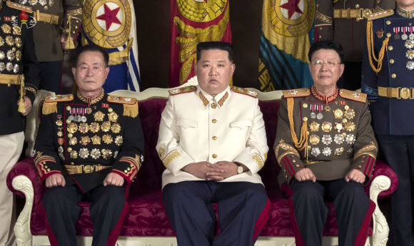 북한 김정은, 군 수뇌부들과 기념촬영