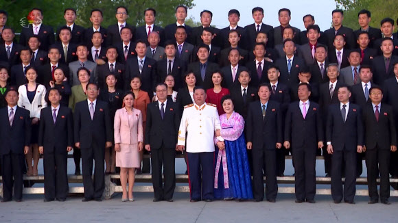 북한 김정은, 4·25 열병식 참가자들과 기념사진