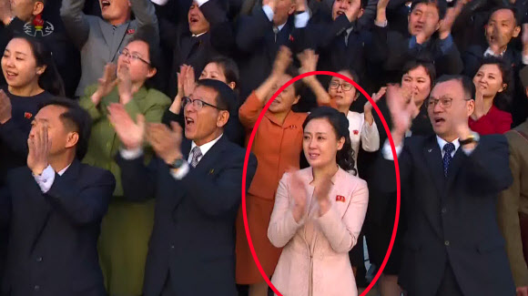 김정은 보고 환호하는 4·25 열병식 참가자들