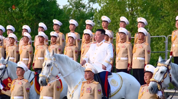 백마 타고 기념촬영하는 김정은 위원장