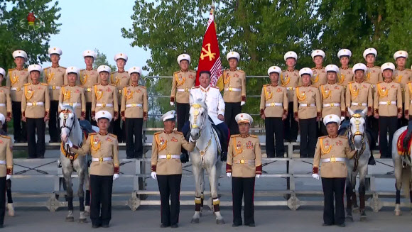 백마 타고 기념촬영하는 김정은 위원장