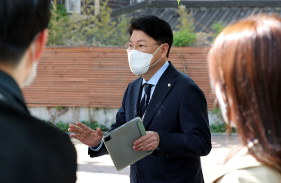 장제원 대통령 당선인 비서실장이 1일 오전 서울 종로구 통의동 인수위 앞에서 취재진 질문에 답하고 있다. 2022.5.1 인수위사진기자단