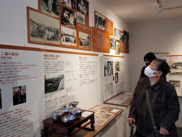 지난달 30일 일본 교토부 우지시 이세다초 51번지 우토로평화기념관에서 주민들이 전시물을 살펴보고 있다.