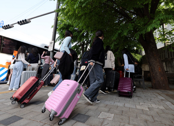 수학여행 떠나는 고등학생들
