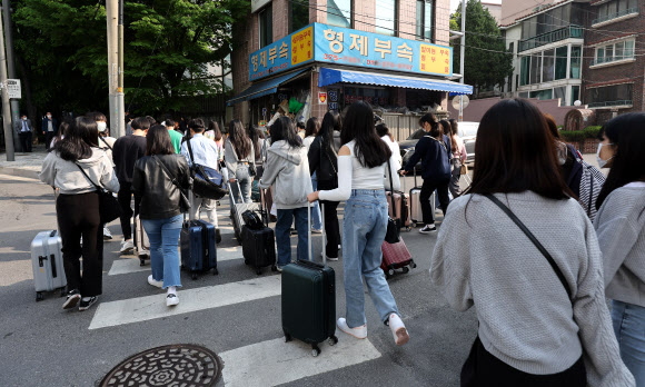 수학여행 떠나는 고등학생들