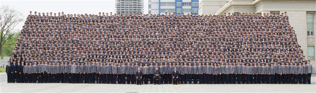 노동신문, ‘김정은과 기념사진’ 대대적 보도… 8면 발행