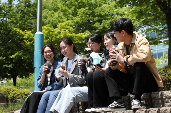 ‘노 마스크’ 활기 피어나는 교정