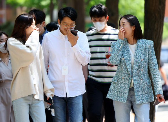 마스크 벗고 즐기는 점심 산책