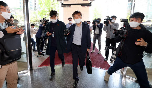 압수수색 위해 우리은행 본점 들어서는 경찰