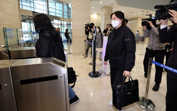 압수수색 위해 우리은행 본점 들어서는 경찰