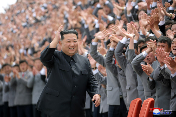 북한 김정은, 열병식 참가자들과 기념사진