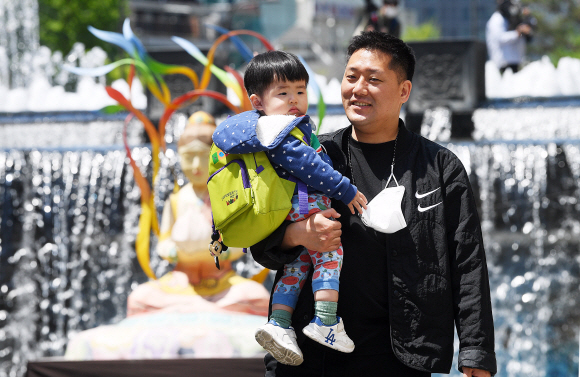 실외 마스크 의무화 해제 첫 날인 2일 서울 중구 청계천에서 한 가족이 마스크를 벗고 산책을 하고 있다. 2022.5.2 오장환 기자