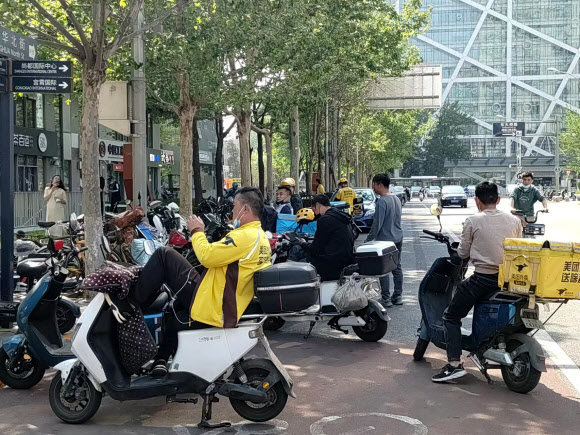 베이징 연휴 기간 식당 내 식사 금지…배달 기사들 ‘대목’