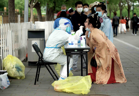 코로나 확산 우려 속 검사받는 베이징 시민들