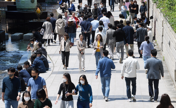 실외 마스크 의무화 해제 첫 날인 2일 서울 중구 청계천에서 직장인들이 산책을 하고 있다. 2022.5.2 오장환 기자