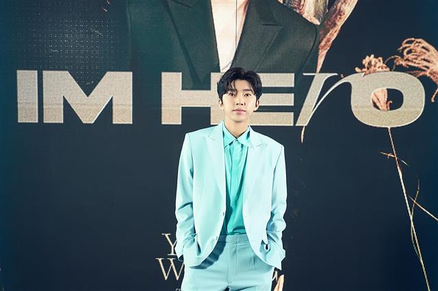 2일 첫 정규 앨범 ‘아임 히어로’를 발매한 가수 임영웅은 “팬클럽 ‘영웅시대’가 나의 영웅”이라며 감사를 전했다.<br>물고기뮤직 제공