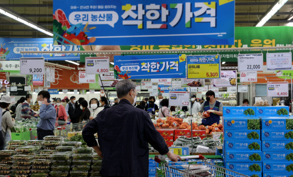 통계청이 3일 발표한 4월 소비자물가 동향에 따르면 지난달 소비자물가지수는 106.85(2020년 100 기준)로 지난해 같은 달보다 4.8% 상승했다. 사진은 지난달 24일 서울의 한 대형마트 모습. 2022.4.24 연합뉴스