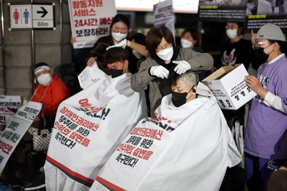 장애인 권리 예산 확충 촉구하는 전장연