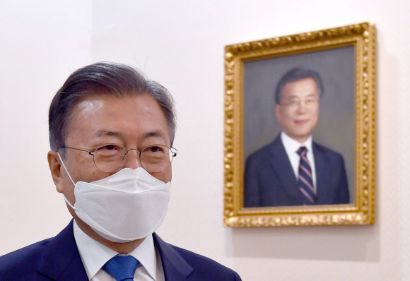 3일 청와대 세종실에서 열린 제20회 국무회의에 참석한 문재인 대통령이 자신의 초상화 앞을 지나고 있다.  2022. 5. 3 박지환 기자
