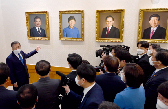 3일 청와대 세종실에서 제20회 국무회의에 앞서 열린 대통령 초상화 공개행사에서 문재인대통령이 자신의 초상화에 대해 설명하고 있다.  2022. 5. 3. 박지환 기자