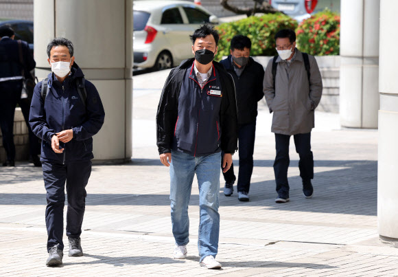 법정 들어가는 양경수 민주노총 위원장  서울 도심에서 대규모 불법 집회를 주도한 혐의를 받는 전국민주노동조합총연맹 양경수 위원장이 3일 오후 서울 서초구 서울중앙지법에서 열린 1심 1회 공판에 출석하고 있다. 2022.5.3 연합뉴스