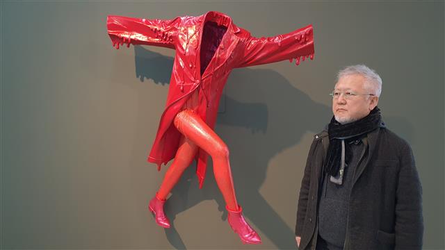 최근 서울 성북구 사비나미술관에서 만난 안창홍 작가가 빨간 옷을 역동적으로 표현한 작품 ‘유령 패션’ 앞에 서 있다.  사비나미술관 제공