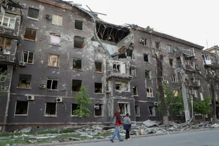 우크라이나 남부 항구 도시 마리우폴에서 본 파손된 주거용 건물 사진. 가디언 캡처