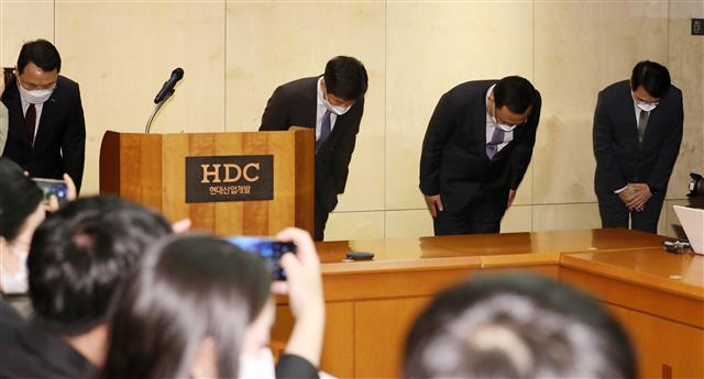 기자회견 마친 후 고개 숙이는 정몽규 회장