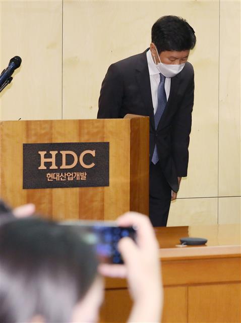 고개 숙인 정몽규 회장